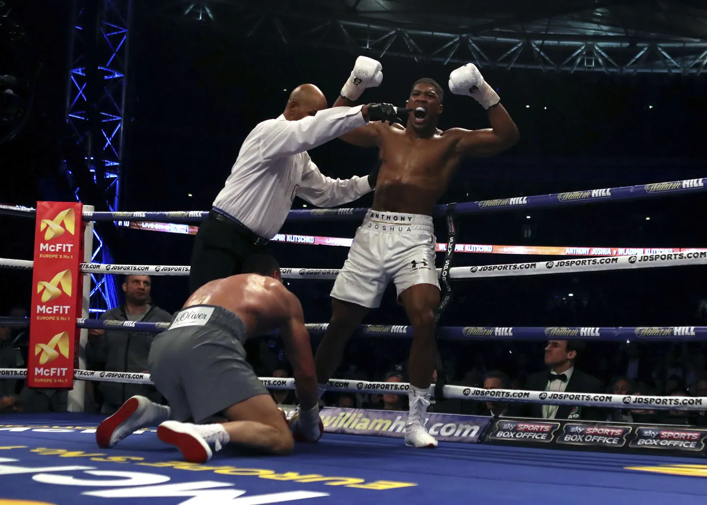 Anthony Joshua (paremal) oli vanameister Vladimir Klitškoga poksides alguses silmnähtavalt närvis ja pinges. Lõpuks pani ta oma võimu siiski maksma ning on nüüd üliraskekaalu kõige tituleeritum poksija.
