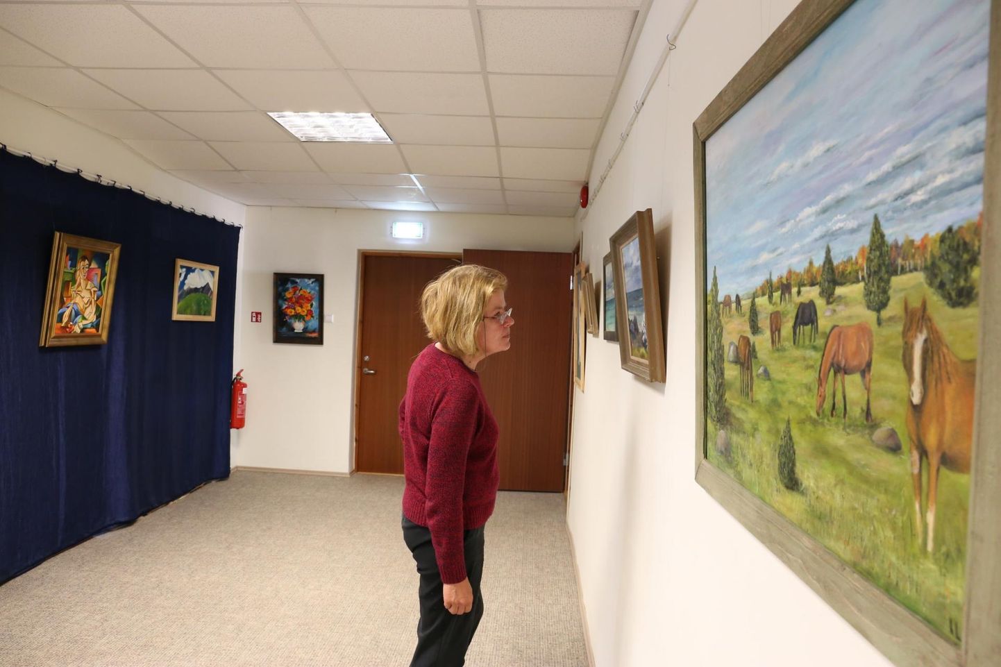 Lihula raamatukogus on avatud sel õppeaastal valminud kohaliku kunstikooli täiskasvanute maalide näitus.
