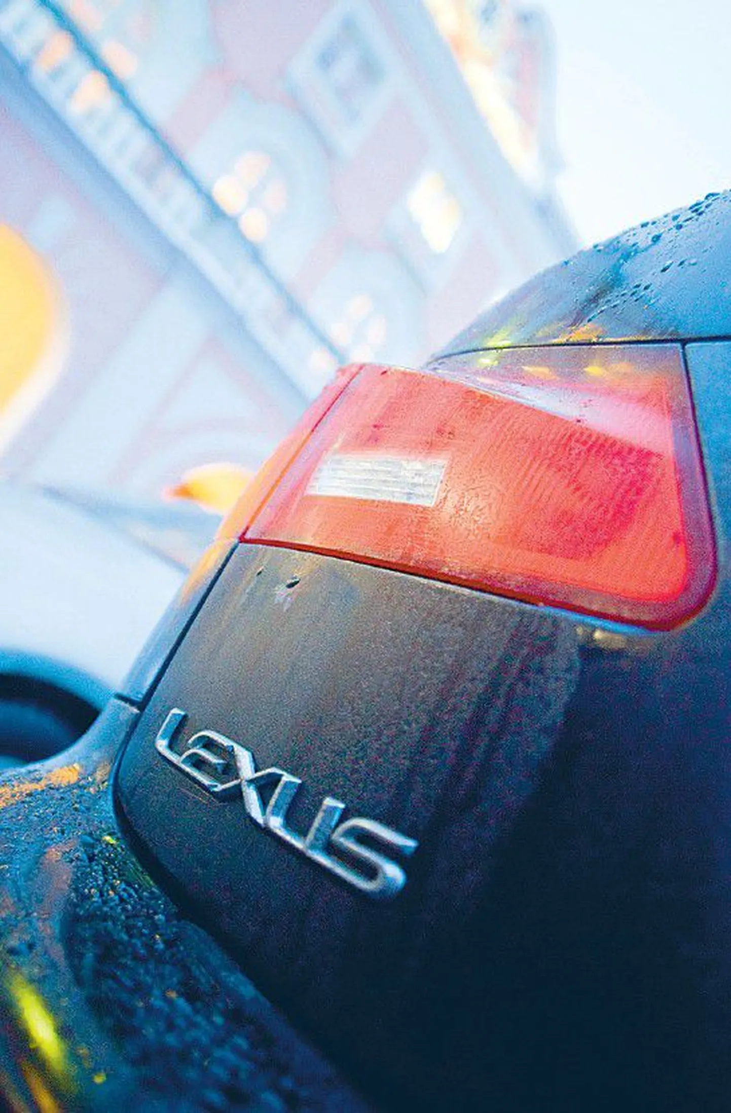 Paljud riigikogu liikmed kasutavad kuluhüvitist autoliisingu maksmiseks. Pildil Toompea lossi ette pargitud kallis sõiduauto Lexus.