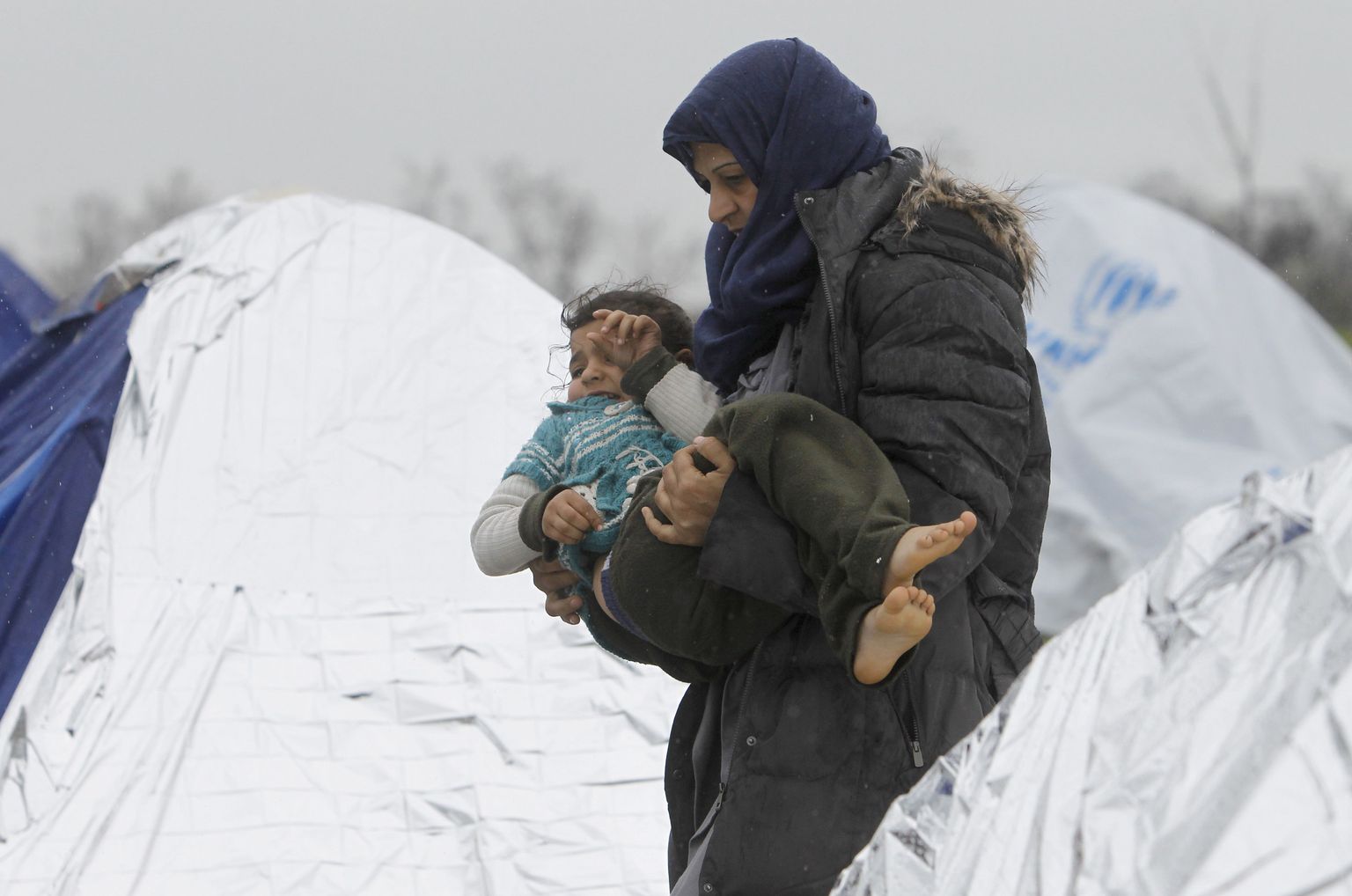 Põgenikust ema kandmas oma last