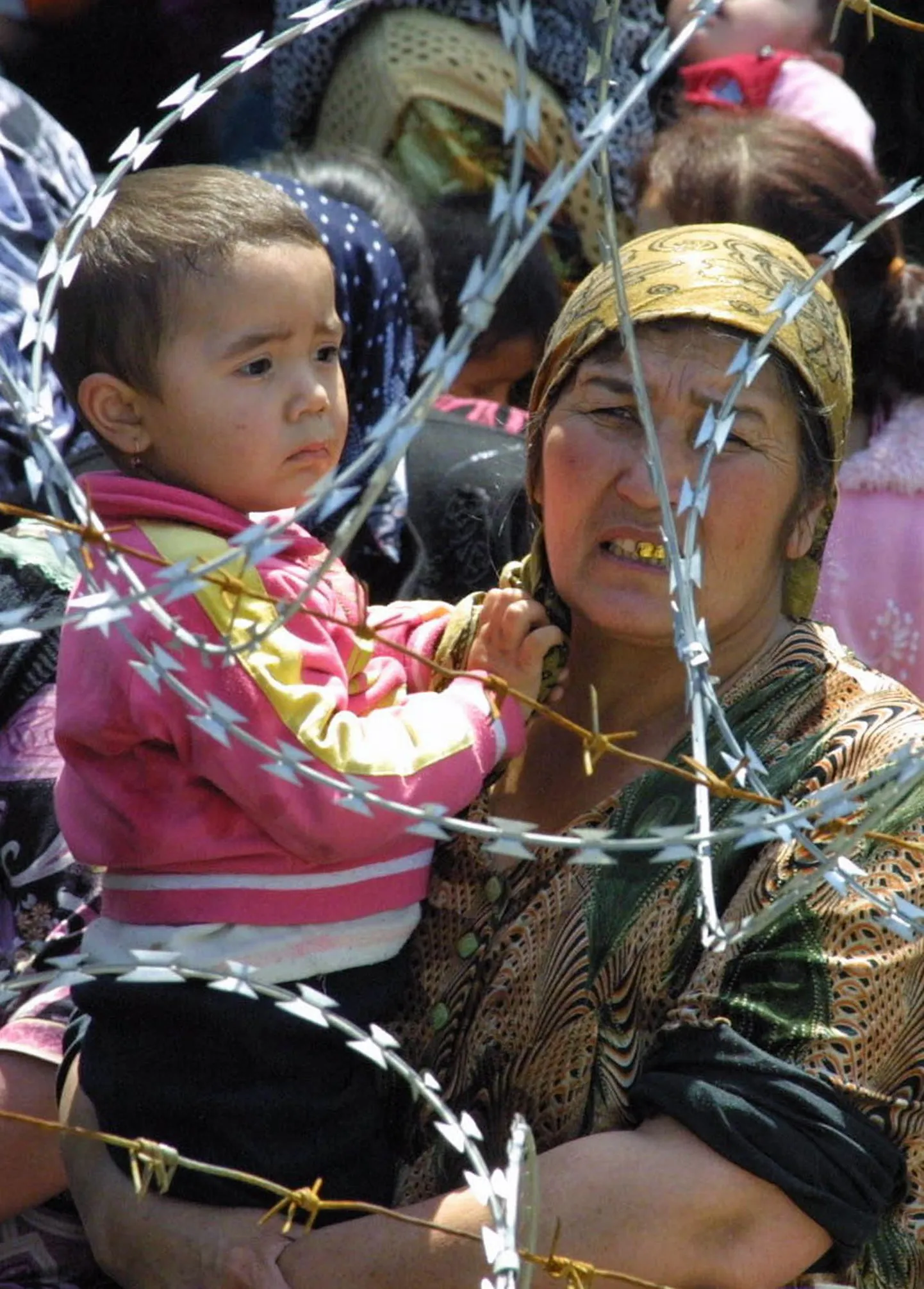 Usbeki põgenik koos lapsega üleeile Kõrgõzstanis. Nende ees jäi Usbekistani piir suletuks.