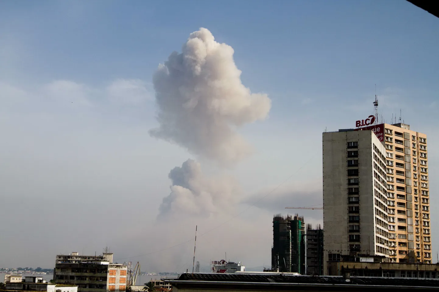 Laskemoonalao plahvatuse järel tekkinud suitsupilv Brazzaville'i kohal.