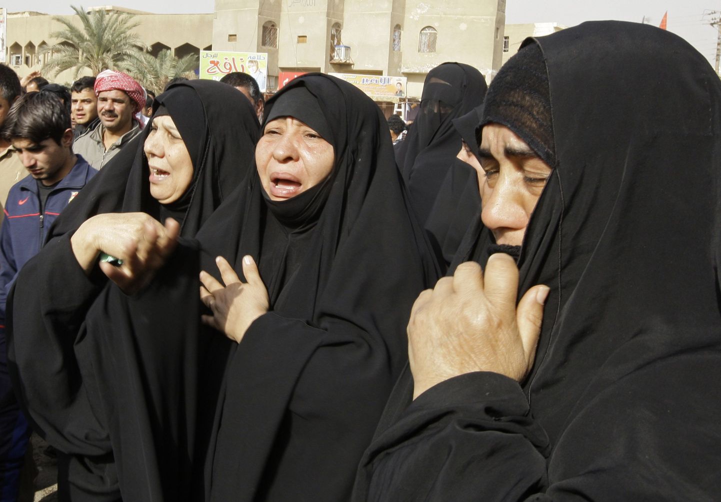 Iraaklannad mässuliste teeäärse pommi plahvatuses hukkunu matustel.