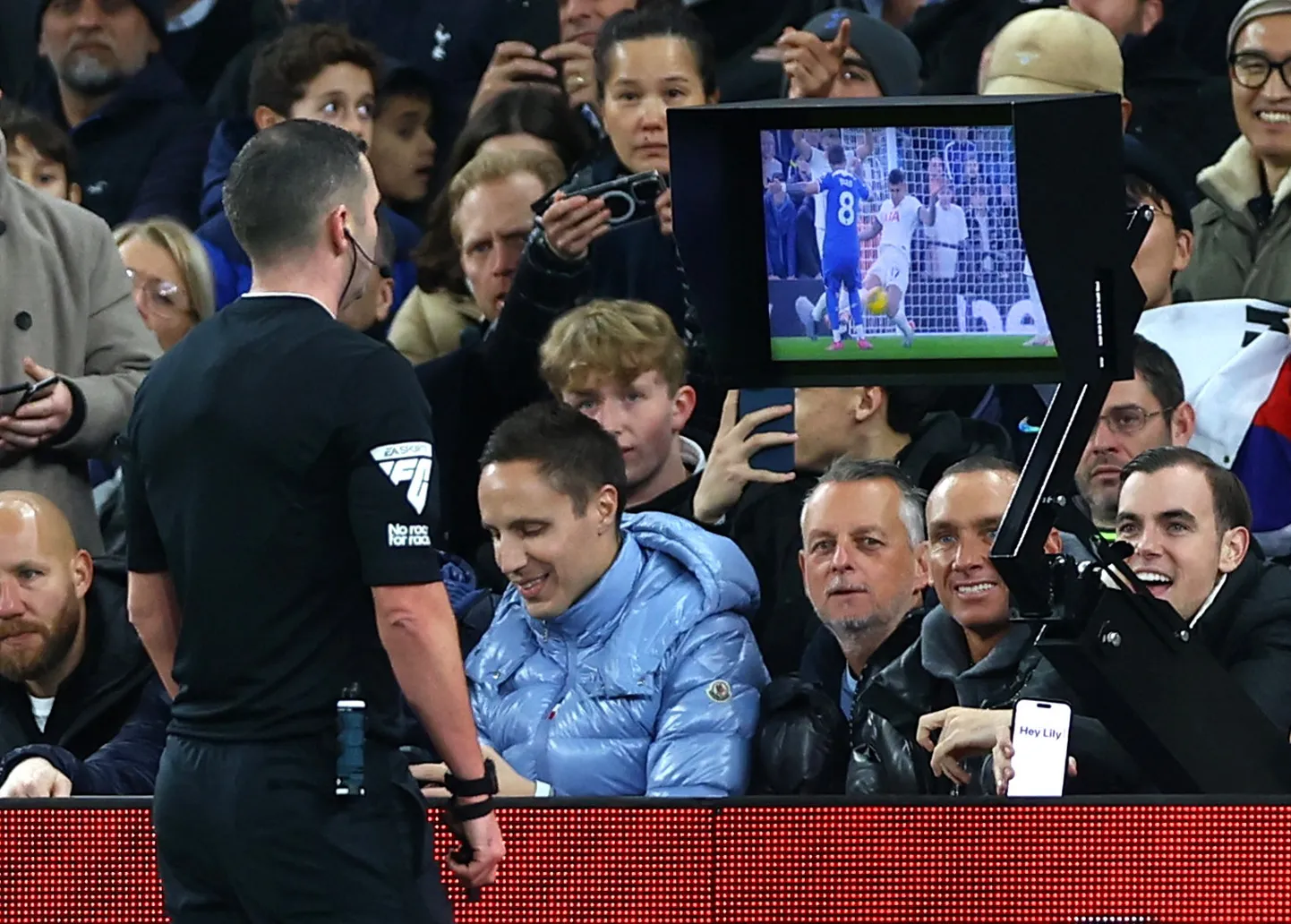 Väljakukohtunik Michael Oliver uurib mängu Tottenham – Chelsea ajal VARi ekraani. VAR tühistas ses mängus kokku viis väravat, viis õiguspärast kolli löödi aga ikkagi!