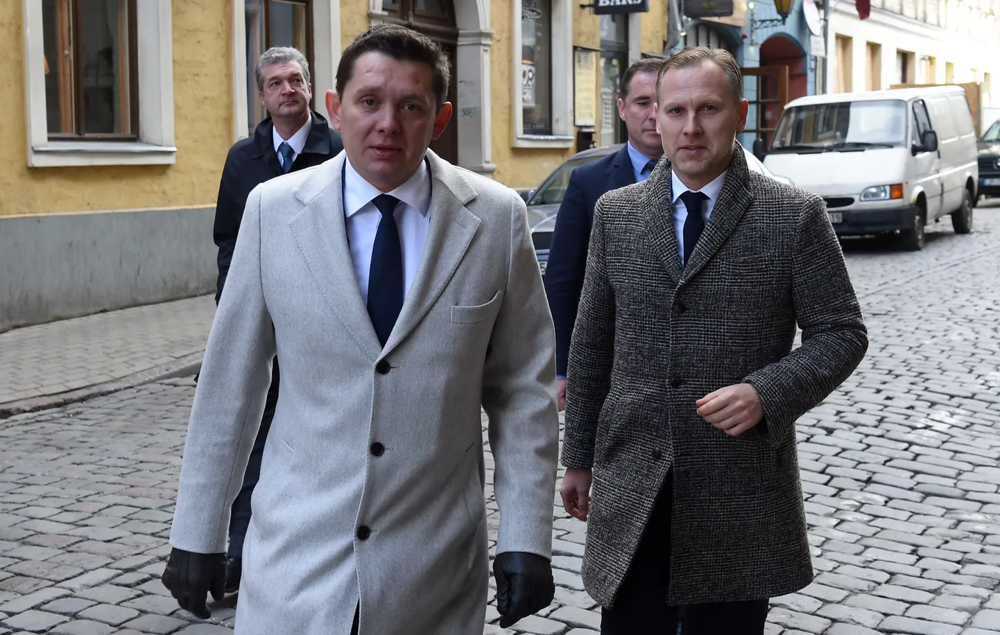 Partijas "KPV LV" pārstāvji -  valdes priekšsēdētājs Artuss Kaimiņš (priekšplānā no kreisās) un premjera amata kandidāts Aldis Gobzems