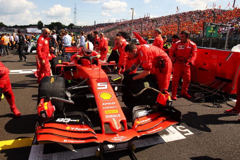 Kümmekond mehaanikut askeldamas Sebastian Vetteli vormeli ümber. See vaatepilt jääb nüüd minevikku.