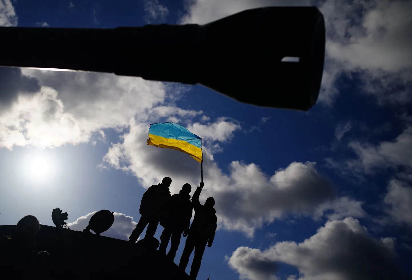 Украинские солдаты возле военной техники