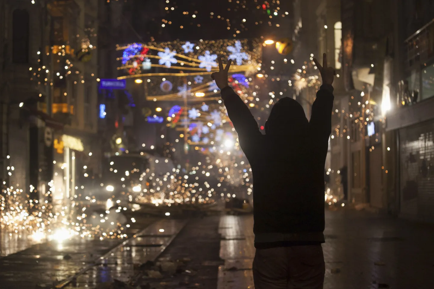 Meeleavaldajad kasutasid Eile Istanbuli kesklinnas märulipolitseinike vastu ilutulestiku rakette.