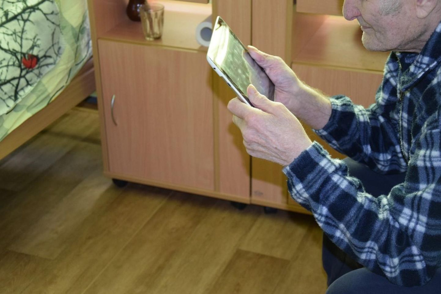 Häädemeeste eakate kodu elanikud saavad lähedastega suhelda videokõne vahendusel.