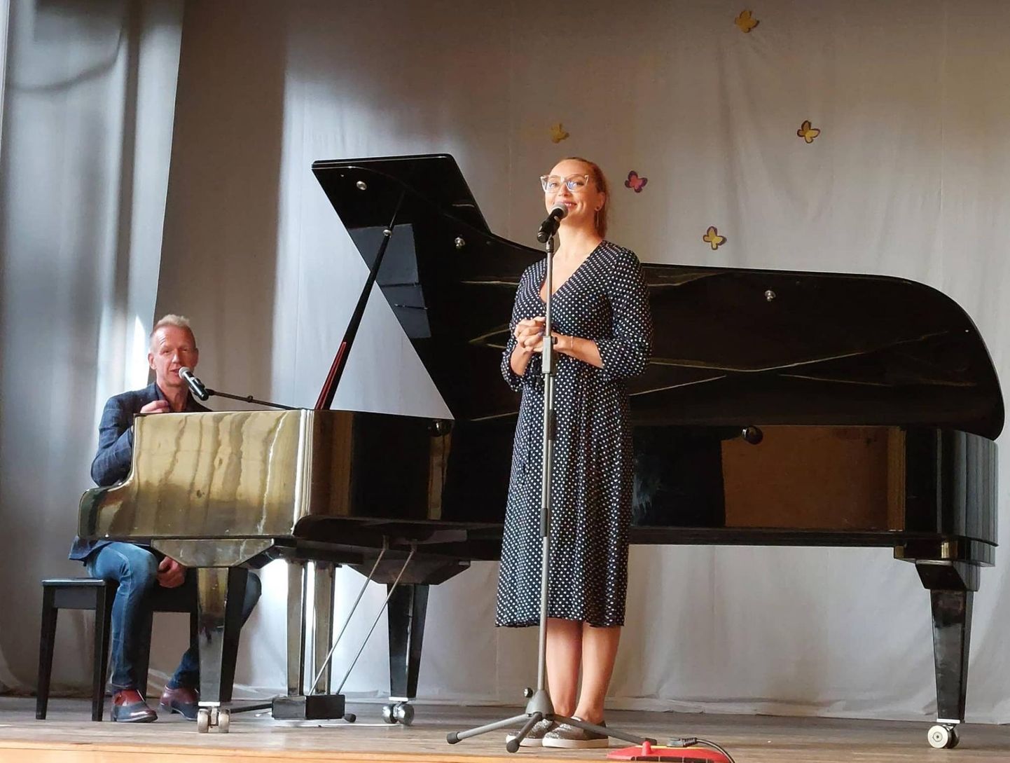 Mihkel Mattiesen ja Tanja Mihhailova-Saar juhendasid Roelas õppeaasta viimast muusikatundi.