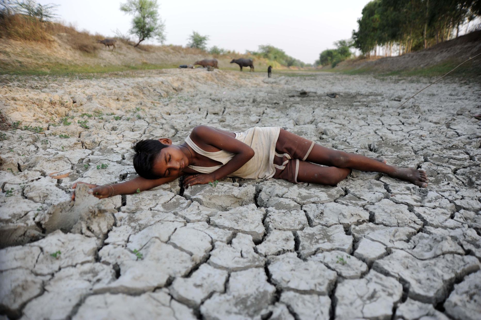 India laps magamas põua tõttu kuivanud jõesängis