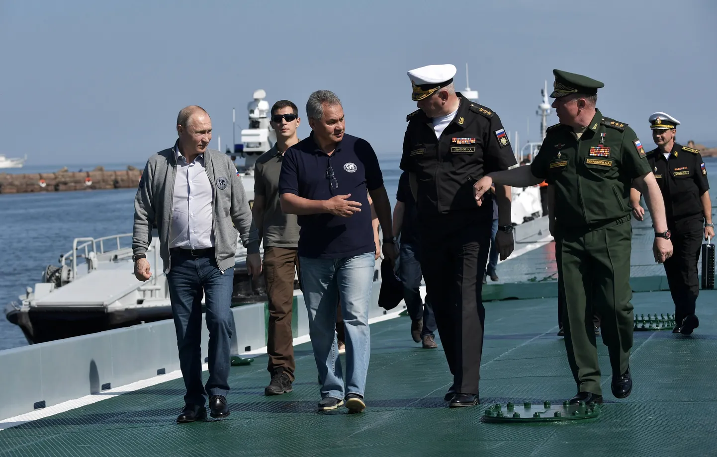 Владимир Путин и Сергей Шойгу во время визита на остров Гогланд в 2019 году.