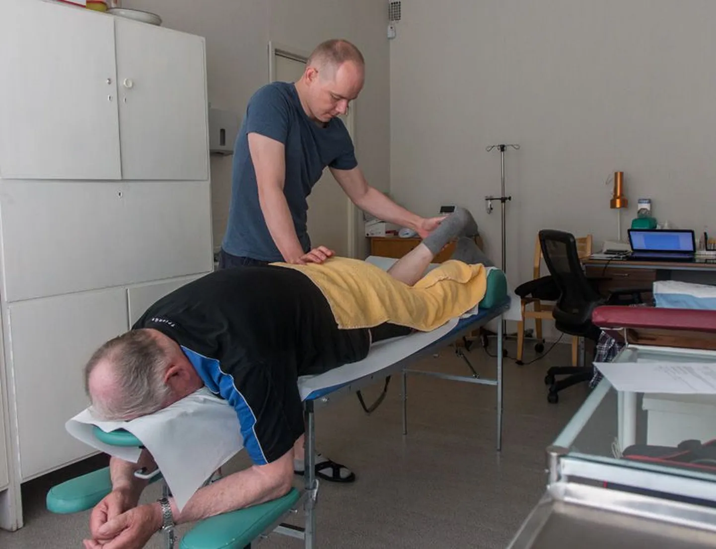 Lauri Rannama Füsioteraapia kogenud füsioterapeut Rando Maamägi leiab vaevustele abi füüsikaliste ravimeetoditega.