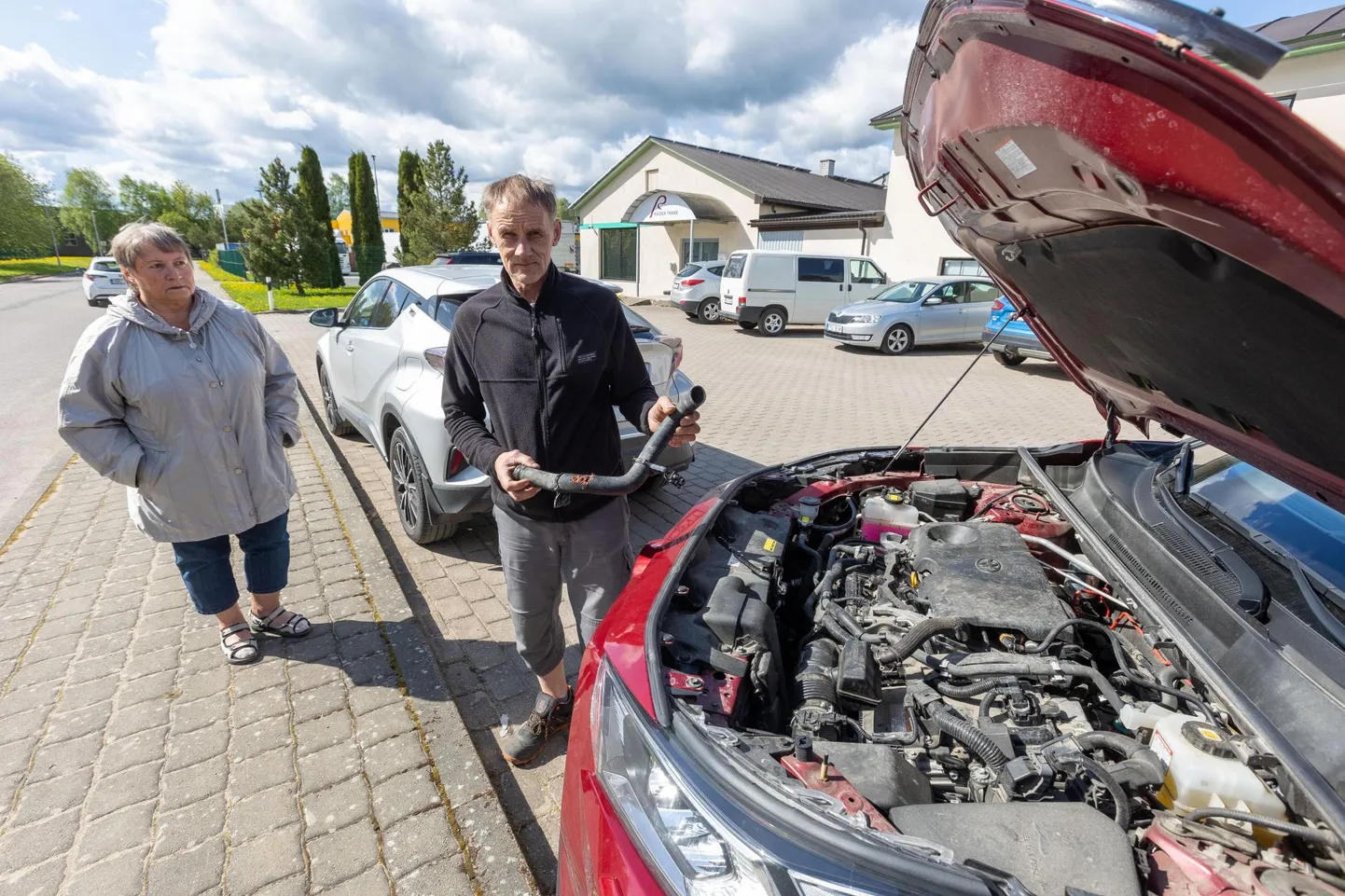 Paidelaste Anne Tellingu ja Margus Kadariku autode voolikuid on arvatavasti kärplasel õnnestunud koguni viiel korral läbi närida nii, et auto­omanikel on tulnud otsida abi teenindusest.