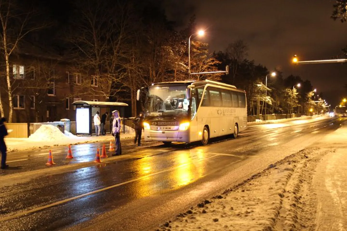 Bussiõnnetus. Vales kohas teed ületanud helkurita jalakäija hukkus bussi rataste all.