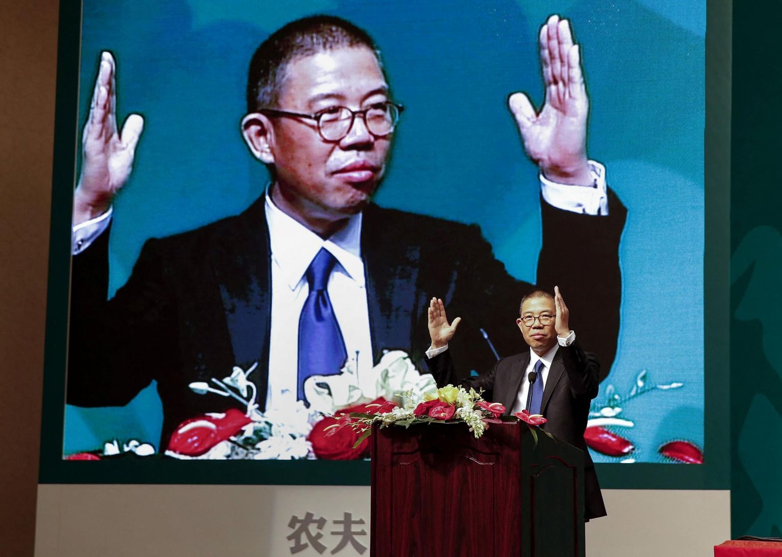 Nongfu Springi juhatuse esimees Zhong Shanshan pressikonverentsil 2013. aastal.
