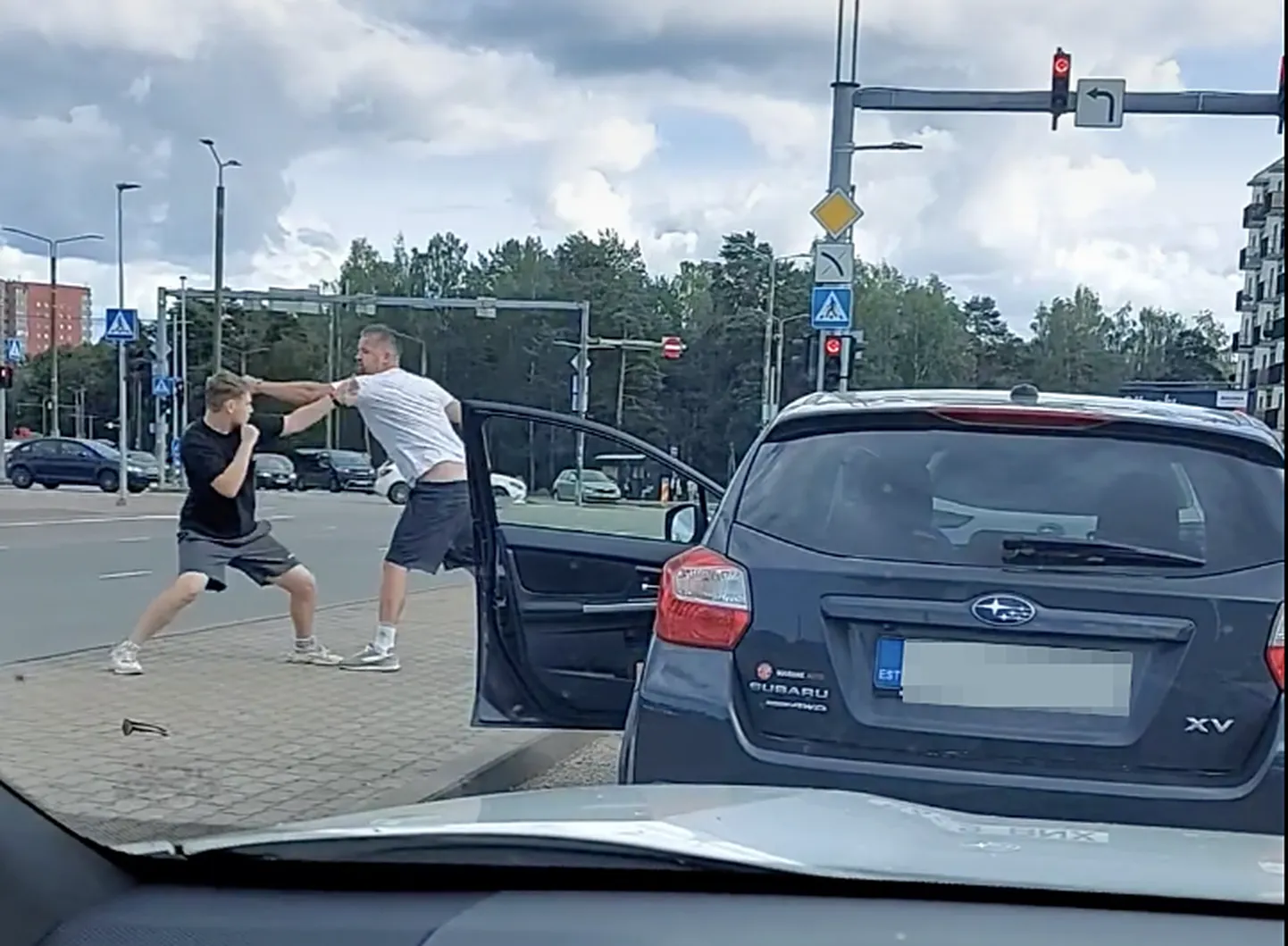 Видео, опубликованное в группе Facebook «EZ-дуны!», на котором двое мужчин блокируют движение рядом с магазином Selver на Кадака-теэ в Таллинне в августе этого года и решают свои разногласия кулаками возле машин.