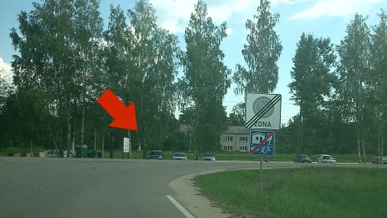 Многие замечают бесплатную парковку, лишь выезжая из "негостеприимного" Гарциемса. Со свеженьким штафом на 40 евро в кармане