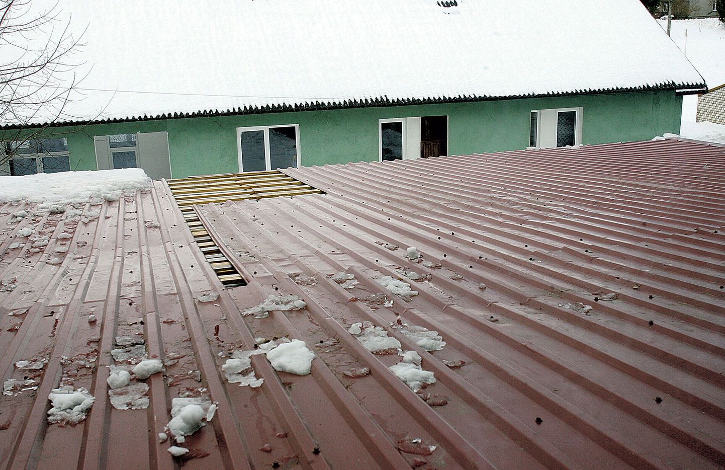 Kallaste keskkooli spordisaali katusel on kohe selle kõrval oleva koolimaja katuselt alla kukkunud lumekamakate tõttu mitu suurt katkist kohta, kust vesi pääseb saali sisse. Augud lapitakse lähipäevil, aga saal kuivab veel tükk aega.