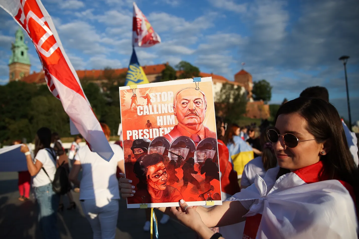 Inimesed osalemas Valgevene solidaarsusmarsil, Lõuna-Poolas Krakówis . Plakatil on Valgevene esimene ja ainukene «president» Alaksandr Łukašenka.