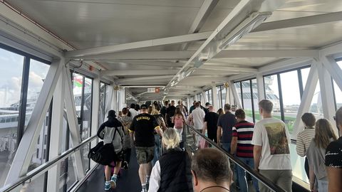 ФОТО ⟩ «Порт забит людьми!» Сотни человек направляются из Таллиннского порта в Финляндию
