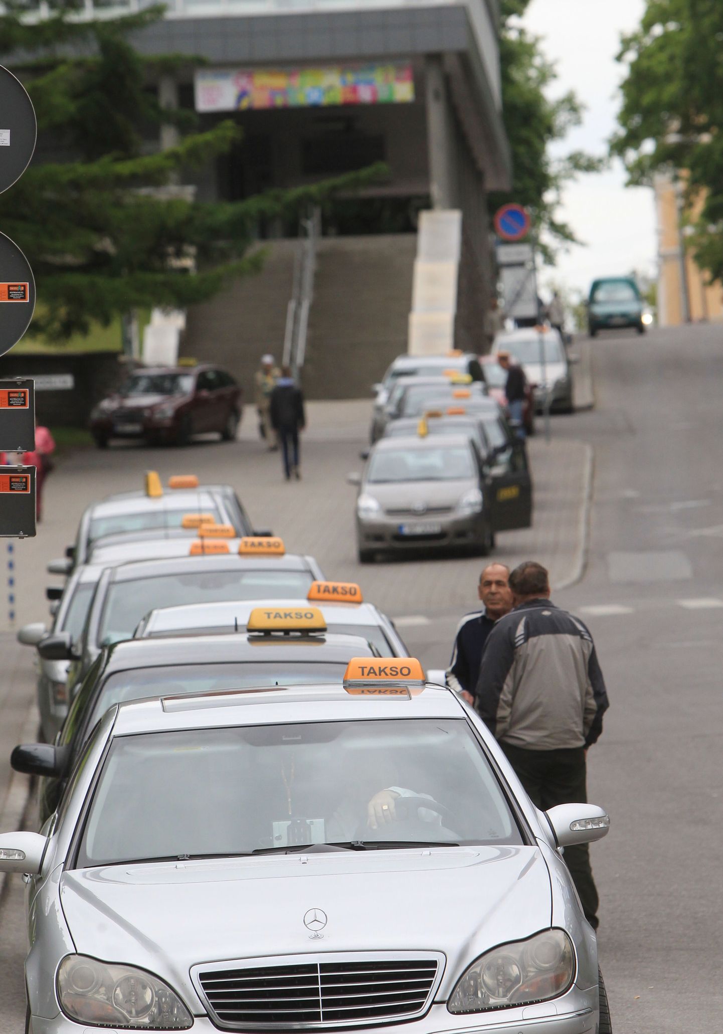 Tartus on taksojuhte palju, aga tööd liiga vähe. Kui linn hakkab nõudma juhtidelt uuemaid autosid, tuleb juhtide sõnul kas sõiduhinda tõsta või amet maha panna.