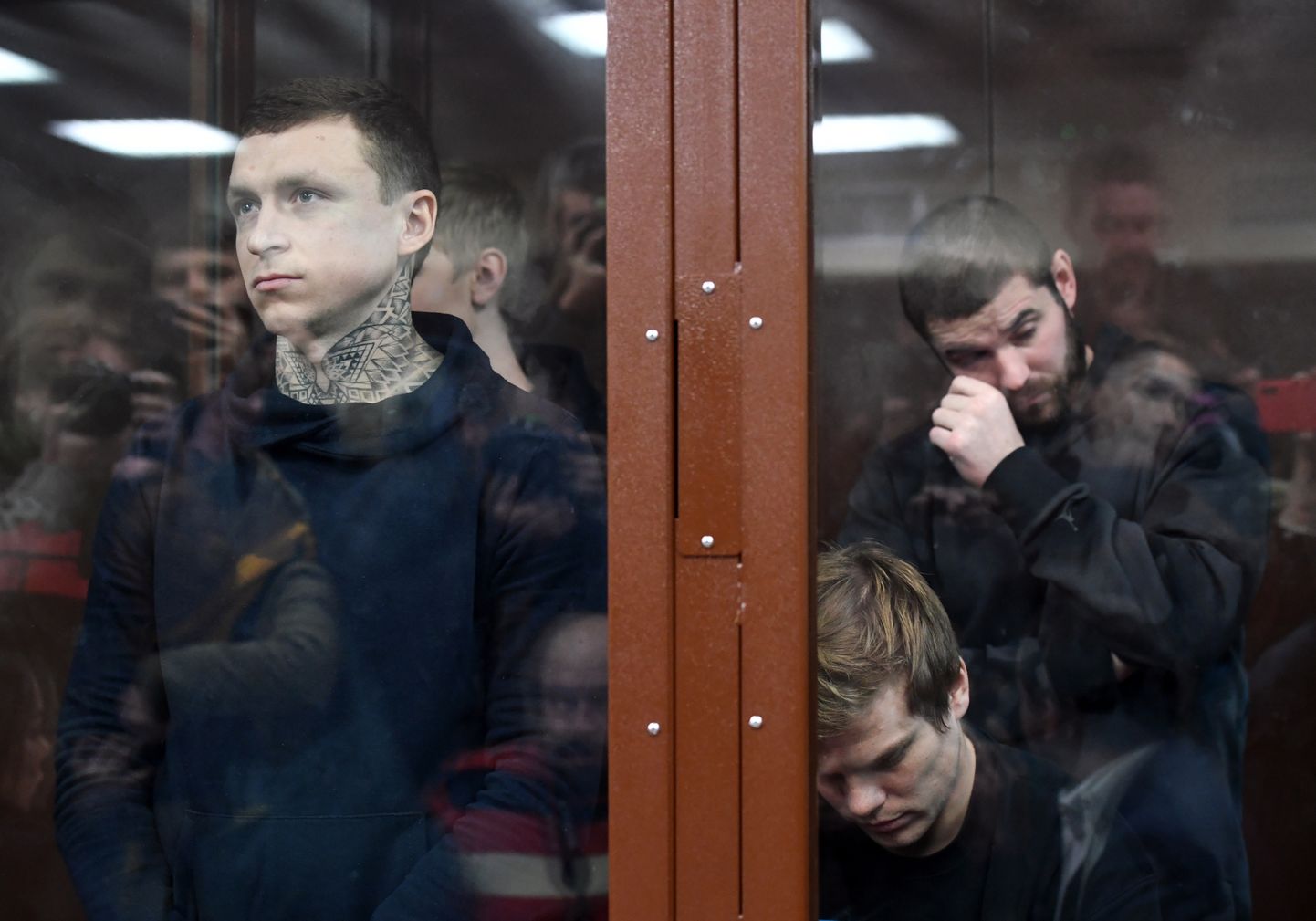 Павел Мамаев (крайний слева) и Александр Кокорин (сидит) будут должны еще два месяца провести в СИЗО.