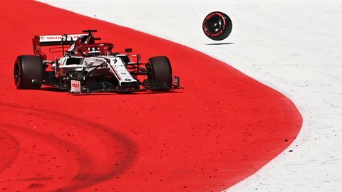 Räikkönenile jääb arusaamatuks, miks tema vormelilt ratas küljest lendas