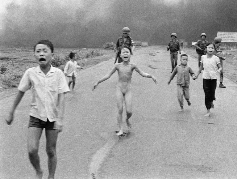 Phan Thị Kim Phúc (keskel), kes sai 8. juunil 1972 napalmist raskeid põletushaavu