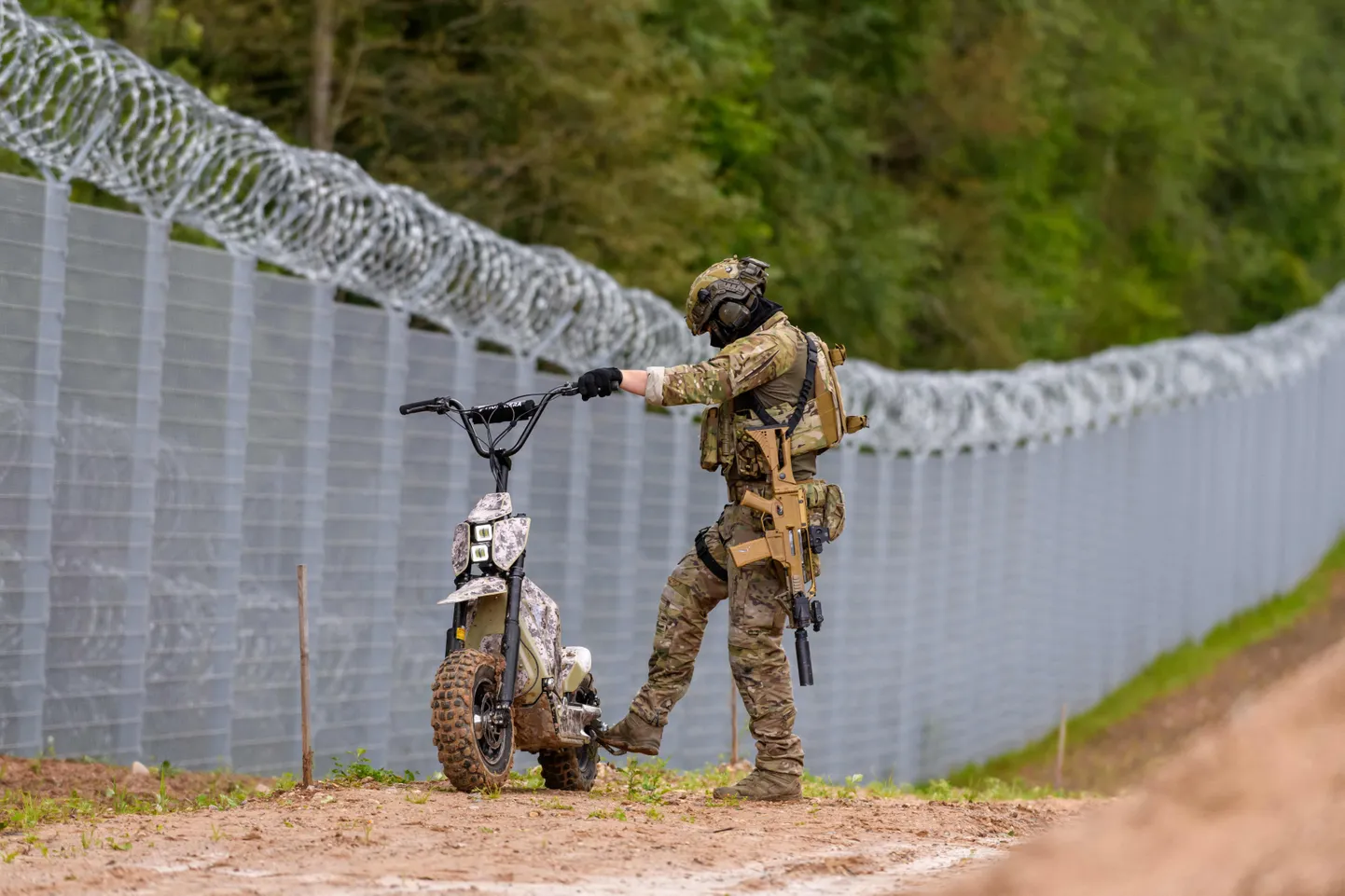 Пограничник на латвийско-белорусской границе 8 августа 2023 года.
