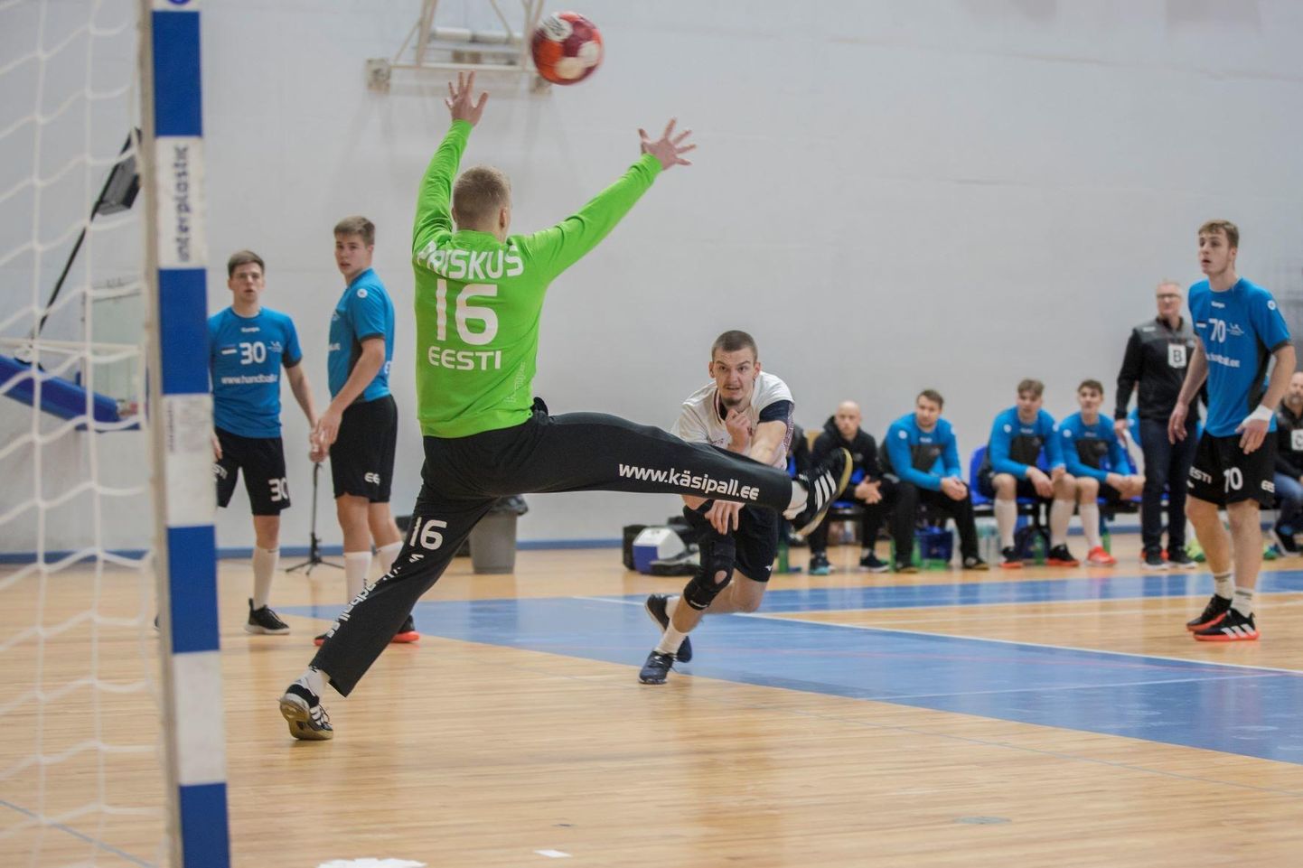 Väravavaht Armis Priskuse tõrjed aitasid Eestil teisipäeval Läti klubide koondise alistada. Eestlastest oli suurimas viskehoos Viljandi HC kasvandik Karl Roosna, kes sai kirja 13 väravat.