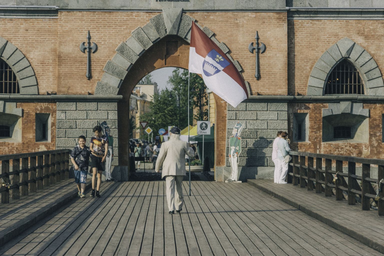 Николаевские ворота - центральный вход в Даугавпилсскую крепость. 23 июля 2022 года.