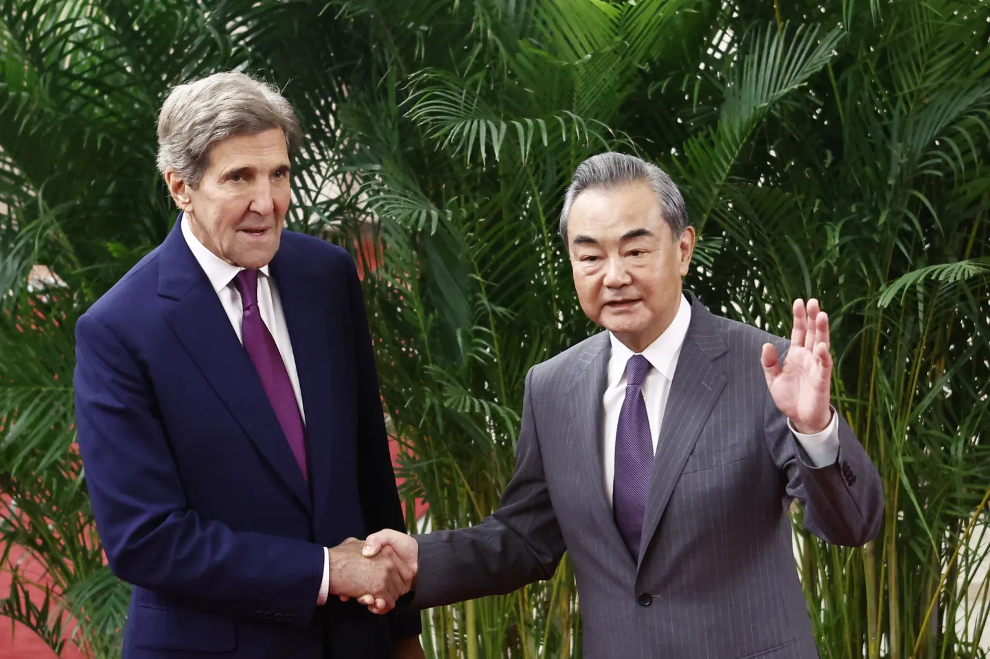 John Kerry ja Wang Yi.