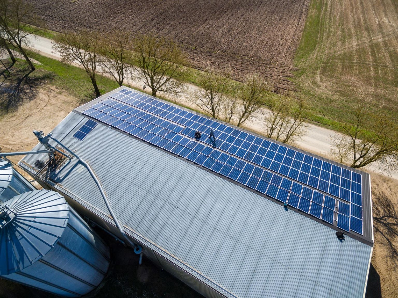 Energia­sõltumatust vajavad eriti tootmishooned ja farmikompleksid, mis asuvad eraldatud kohtades. Nii on paljude uute farmide katustele paigaldatud päikese­paneelid.