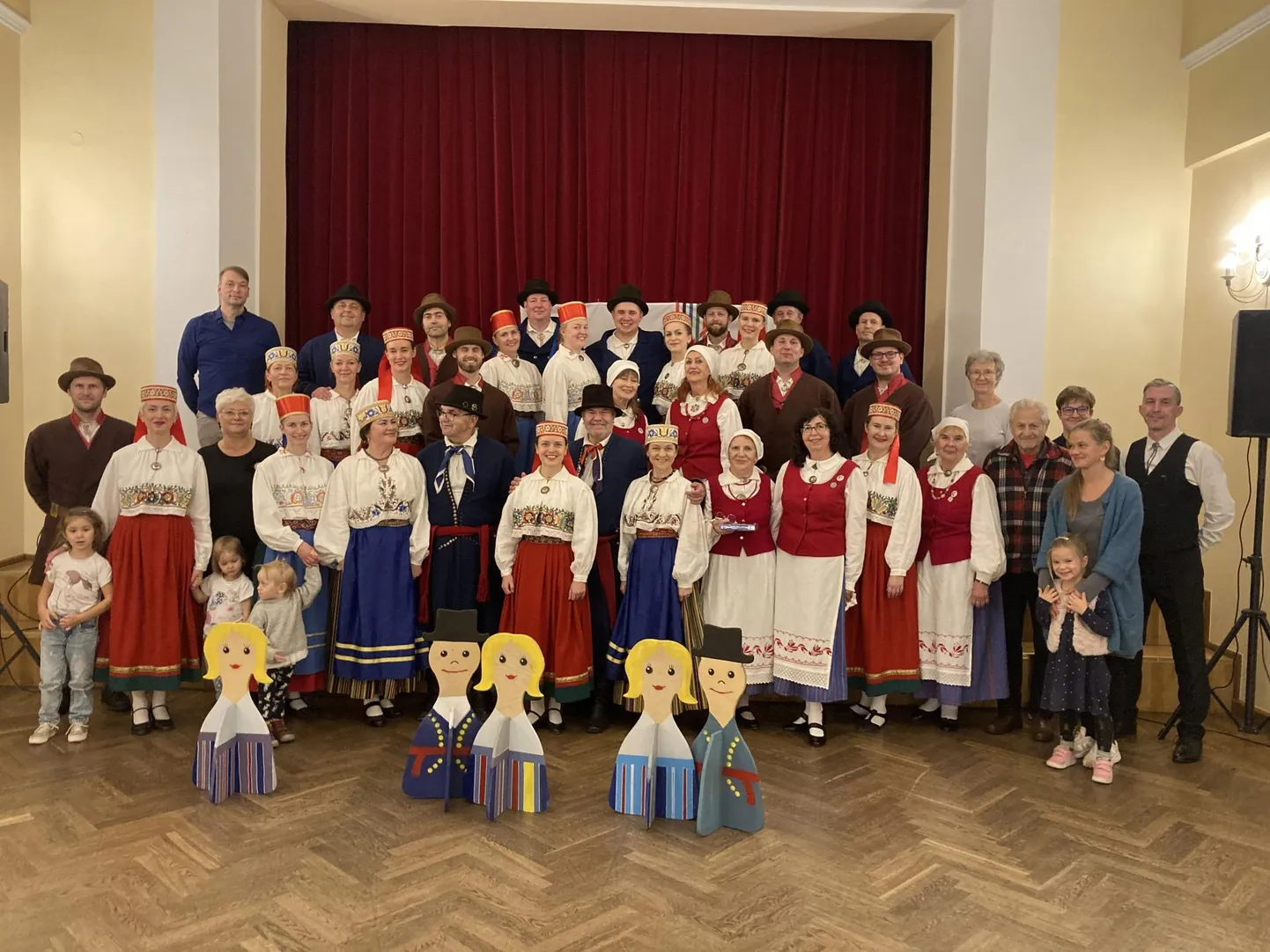 Hõimuõhtut peeti tantsukeerutuste ja teadmiste prooviga.