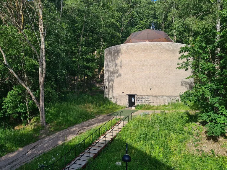 Советская топливная цистерна, ставшая художественной галереей.