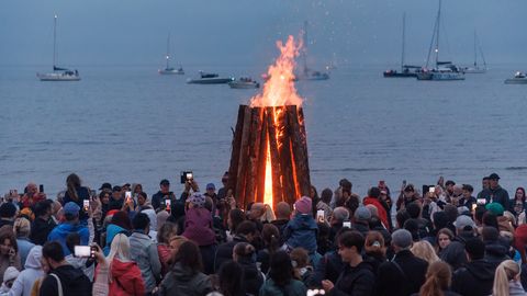 GALERII ⟩ Inglirannas süüdati muinastulede öö auks tuli