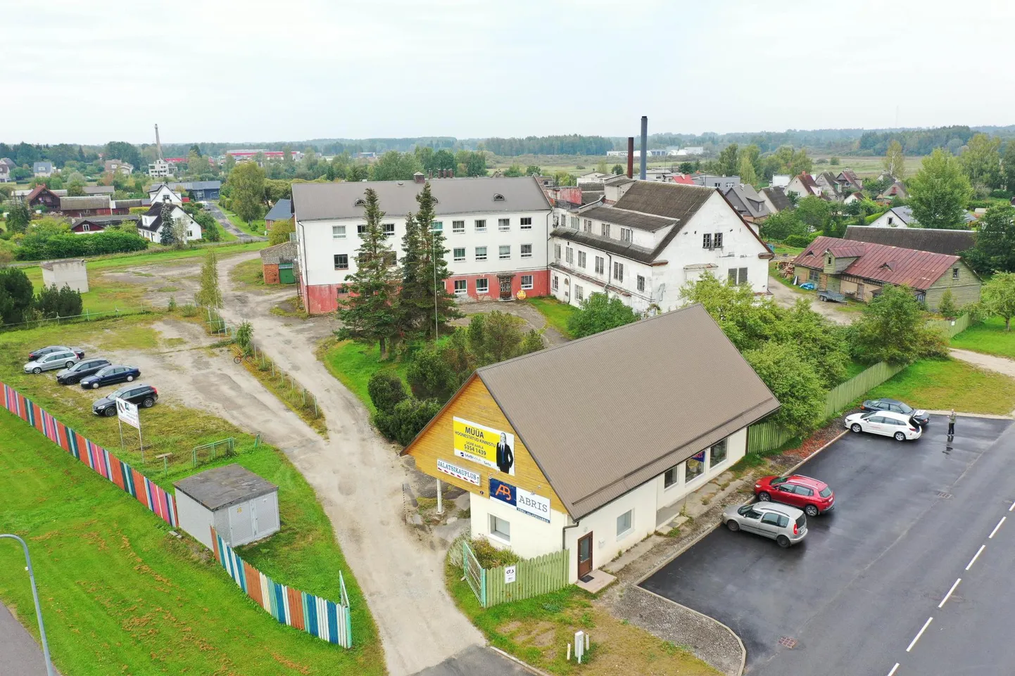 Jalatsivabriku Abris pooleteise hektari suurune kinnistu on müügis.