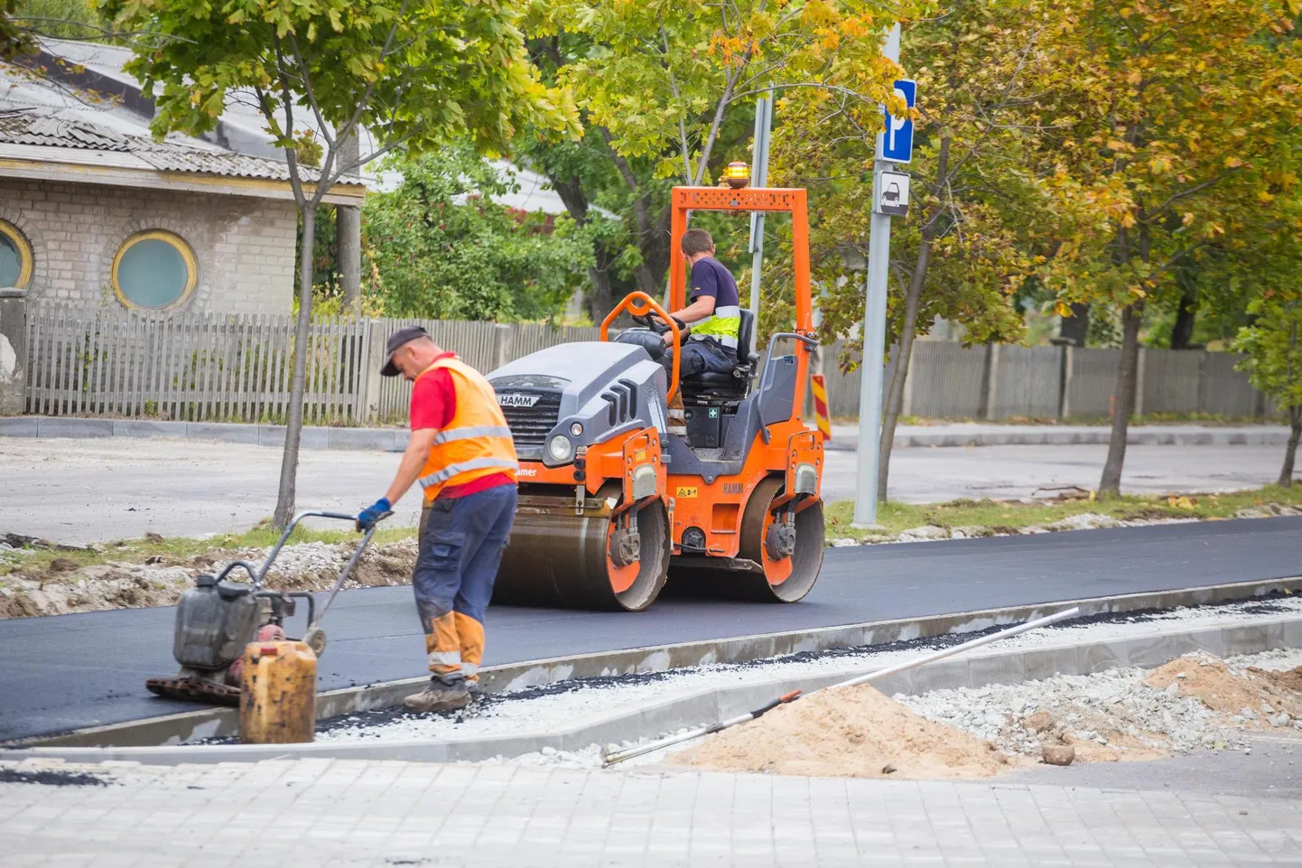 Kunda linnas käis ulatuslik teeremont möödunud suvel. Tänavu saavad asfaltkatte Koidu ja Võidu tänav, mustkatte aga mitu äärelinna tolmust tänavajuppi.
