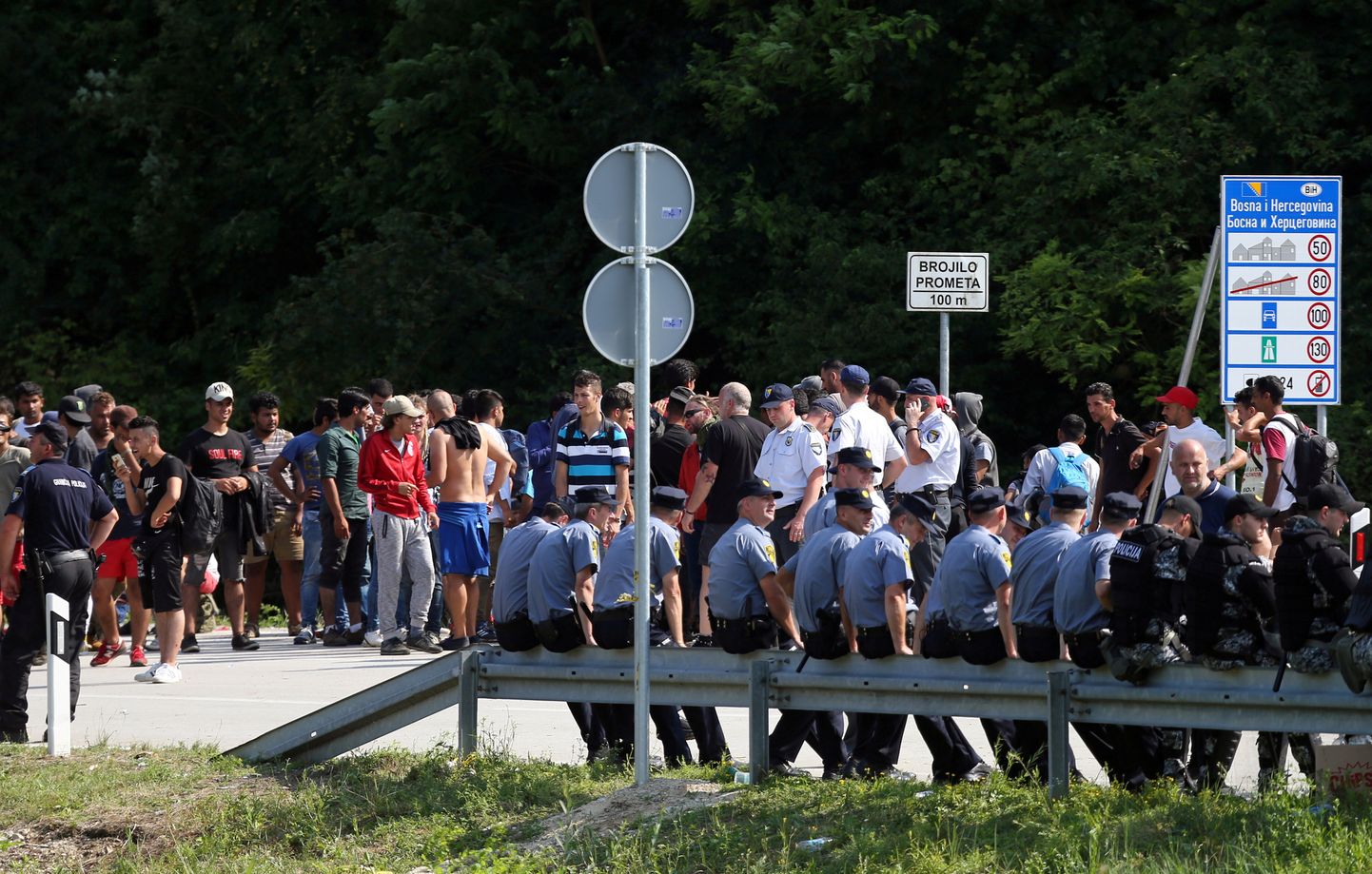 Bosnia politsei ja migrandid Horvaatia piiri lähedal.