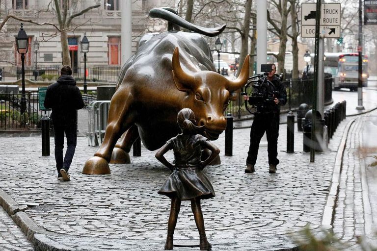 Wall Streeti ründav härg sai kaaslase, kartmatu tüdruku