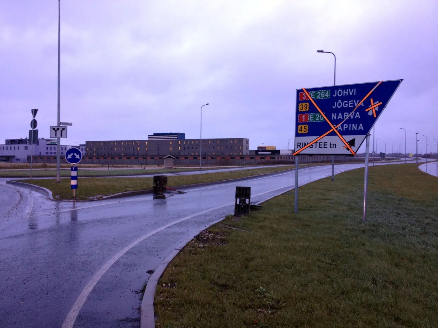 Tartu vangla juures ringtee ääres paiskas tugev tuul pikali liikolusmärgid, mis keelavad sõitu ehitusjärgus Ihaste sillale.