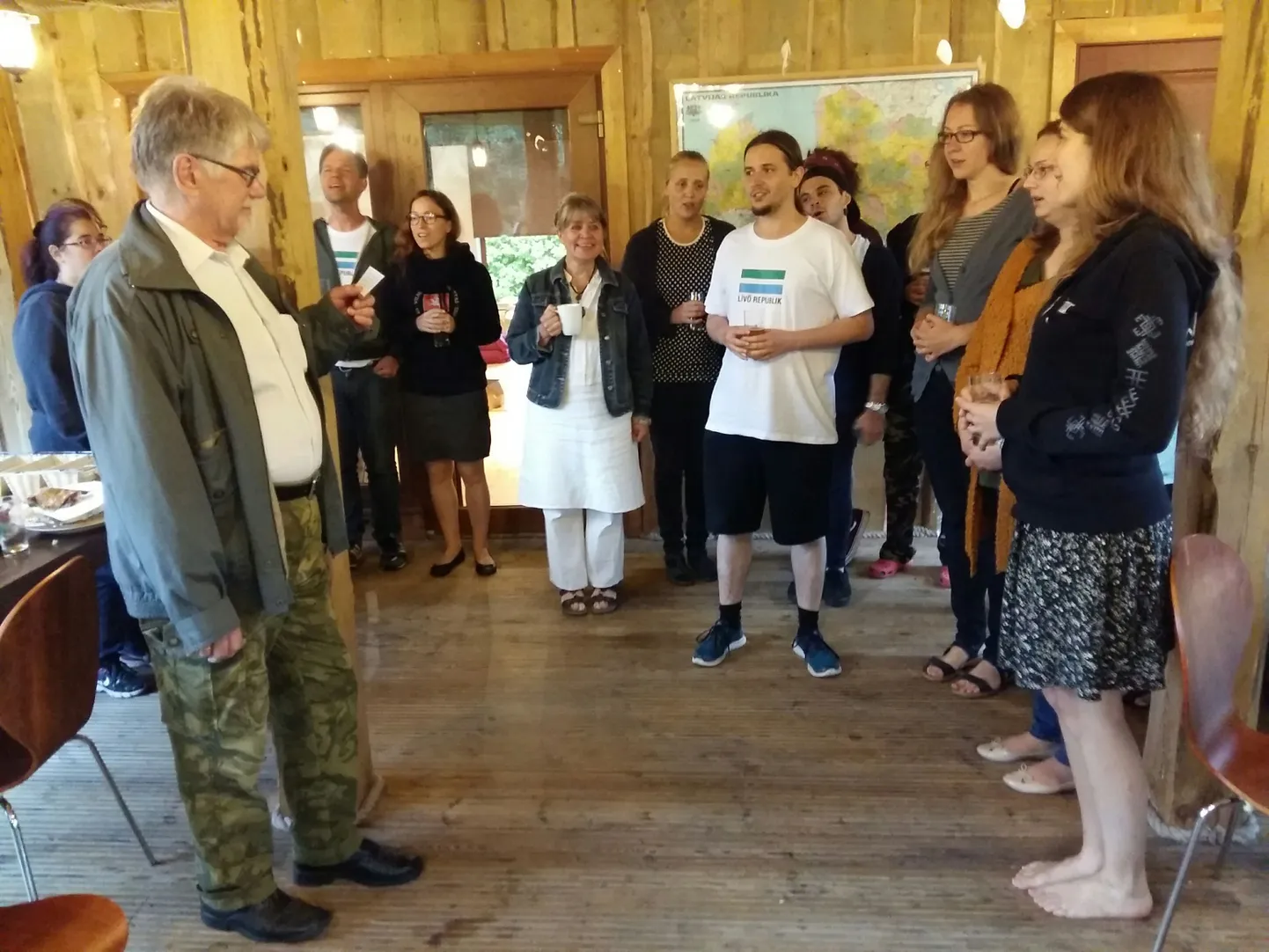 Rahvusvahelise liivi suveülikooli lõpetamisel kõlas professor Mati Hindi (vasakul) saabuva 80. sünnipäeva puhul liivikeelne laul.