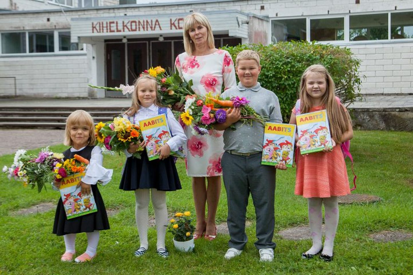 2017 alustasid Kihelkonnal oma kooliteed Ferdinant Ait, Andra-Eliizabeth Võeras, Janeli Kaal ning Kädi-Leen Kurvits. Keskel kooli direktor Kai Kallas.