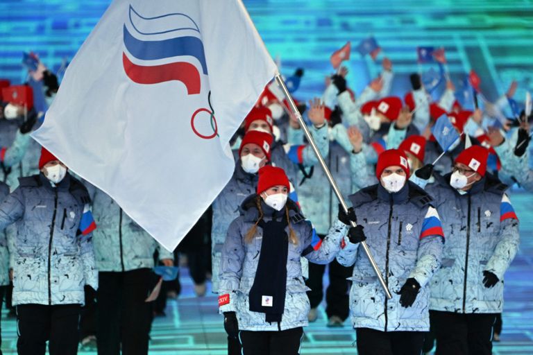 На Олимпийских играх 2022 в Пекине сборная России выступала под нейтральным флагом. Уже через месяц из-за развязанной в Украине войны спортсменам вообще запретили участие в международных соревнованиях.