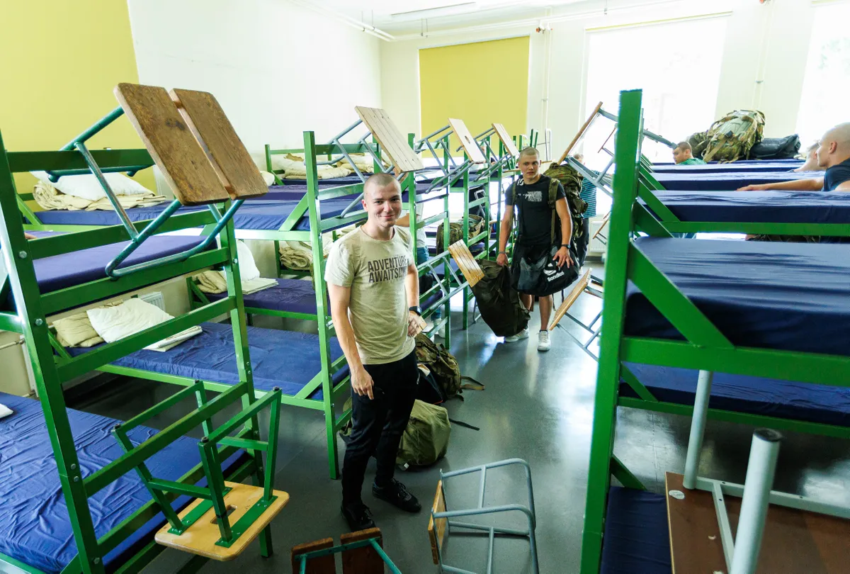 Late teens are thrust into a completely different reality during their first week in the barracks. To ease this transition, the Estonian Defense Forces have introduced an introductory week to help conscripts acclimate more smoothly.