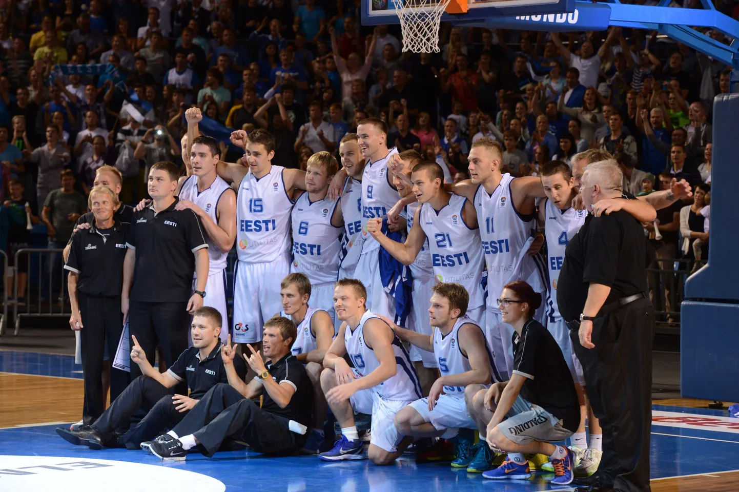 Eesti korvpallikoondis tähistamas EM-finaalturniirile pääsemist.