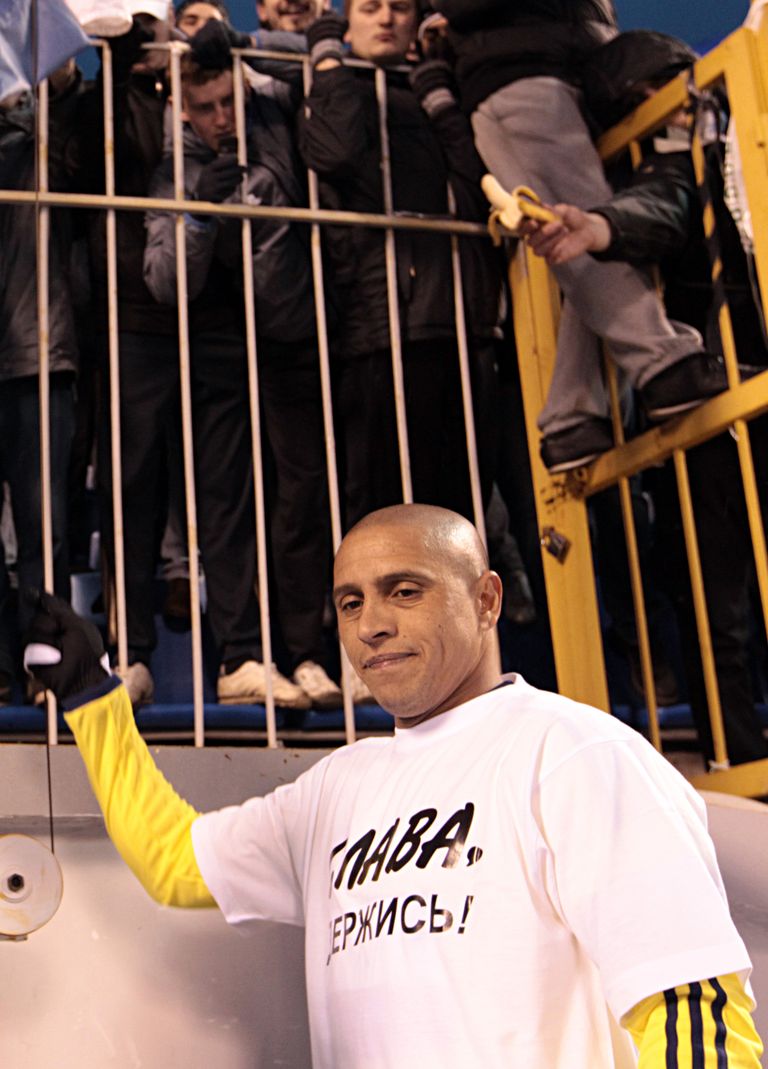 В 2011 году Роберту Карлосу протянули очищенный банан на открытии матча "Зенит" - "Анжи" в Санкт-Петербурге.
