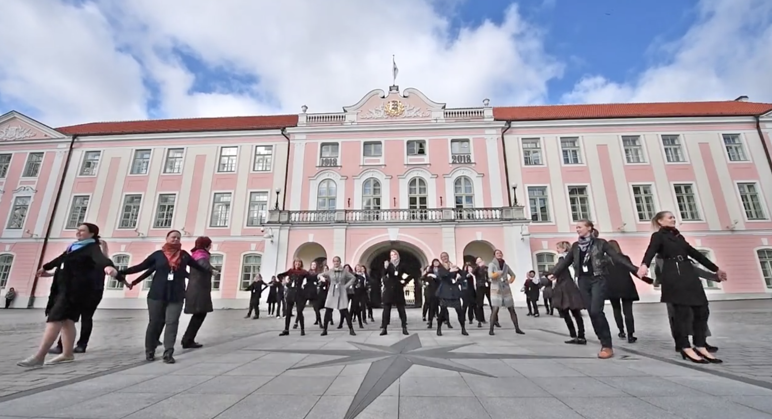 Vaata ka allolevast videost, kuidas Riigikogu töötjad Eestil auks tantsisid.