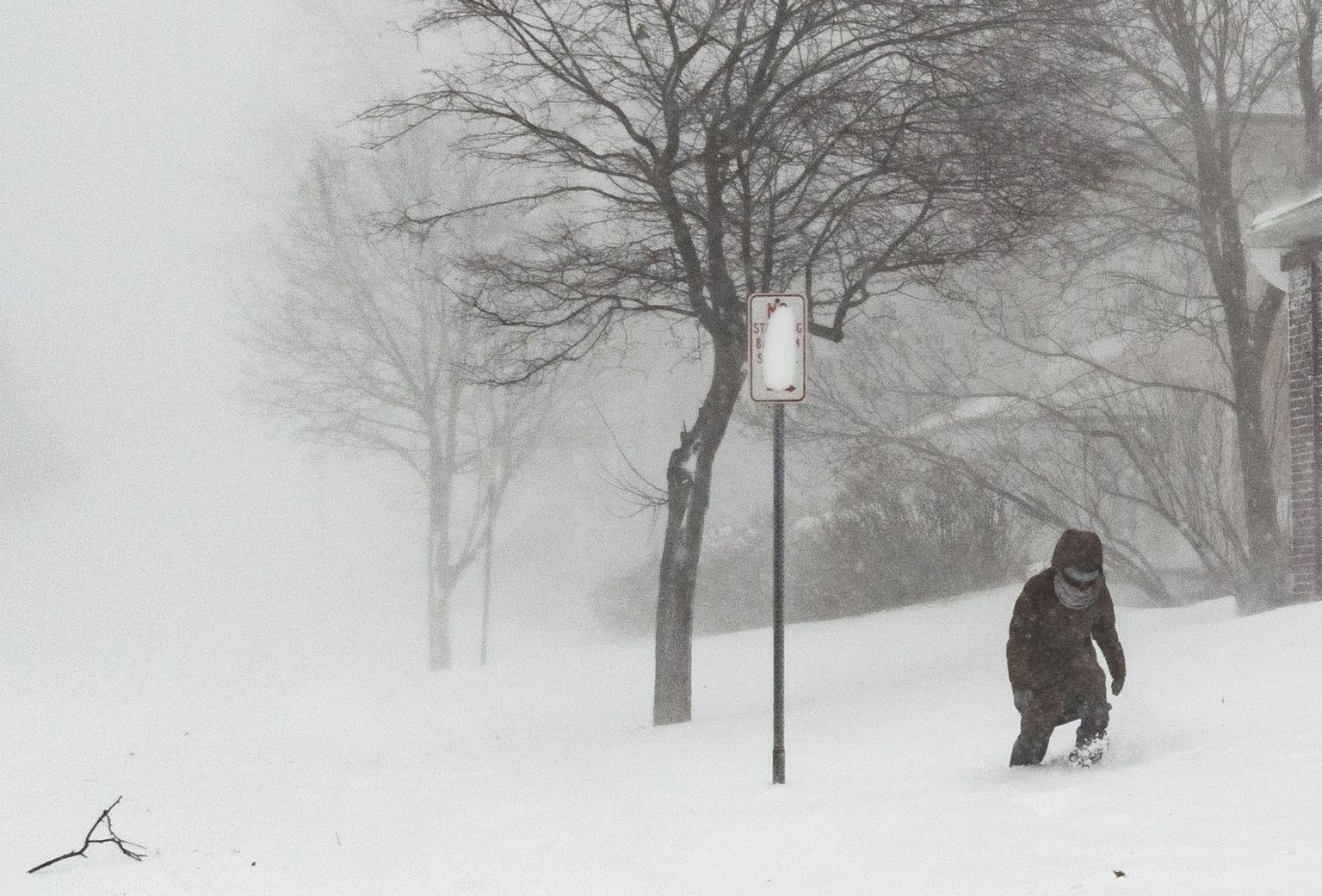 Jalakäija kahlab jõulunädalavahetusel tihedas lumetuisus USA kirdeosas Buffalos.